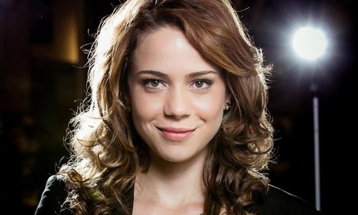 Por motivos de saúde, Leandra Leal deixa elenco de nova série da Globo