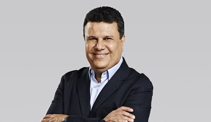 Narrador da Band fala nome de time belga errado e é alfinetado por apresentador da Record
