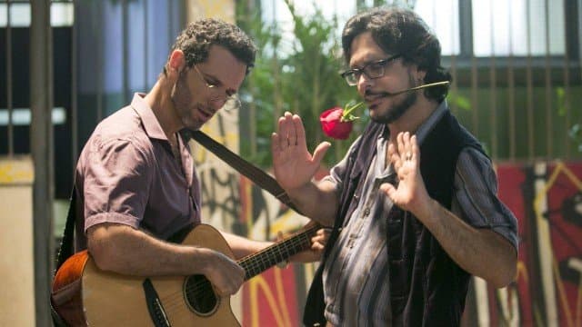 "Malhação": Josefina recebe serenata de Roney