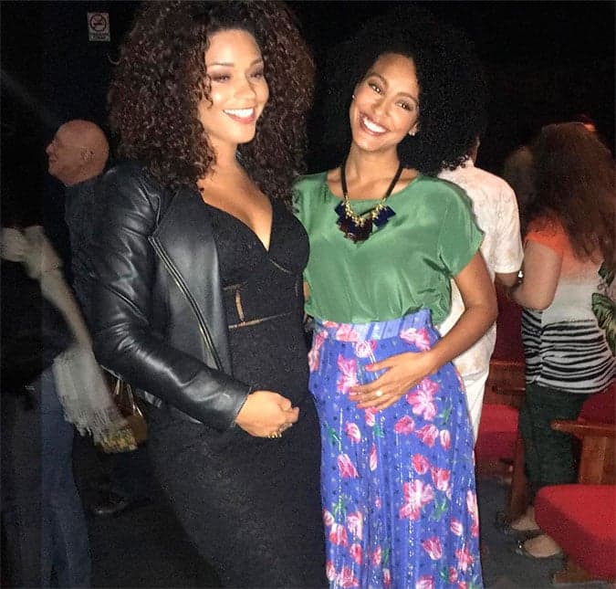 Juliana Alves vai com sua recém-nascida visitar filho de Sheron Menezzes