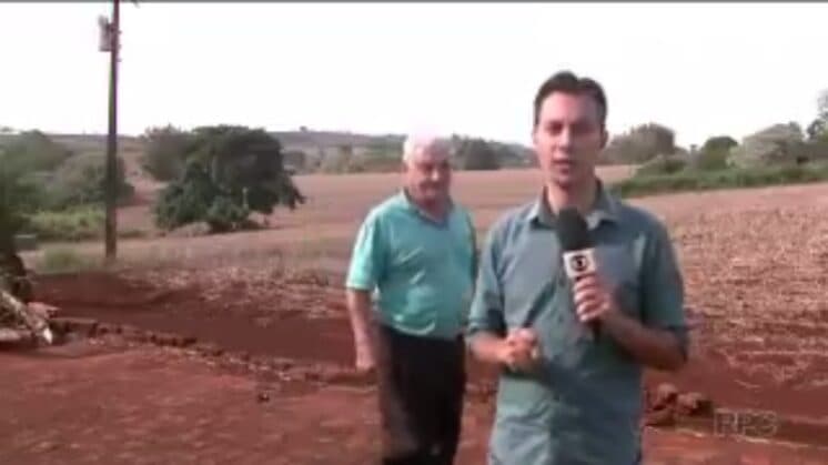 Repórter da Globo é surpreendido por "velhinho brincalhão" durante reportagem