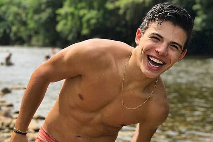 Ex de Larissa Manoela, Thomaz Costa posta série de fotos de sunga branca e é criticado: "Só tem essa sunga?"