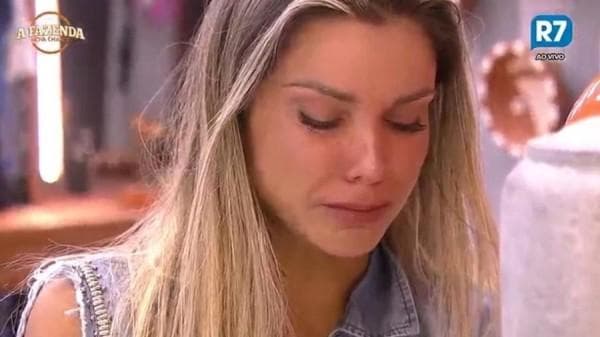 A Fazenda: Flávia tem acidente e queima o cabelo