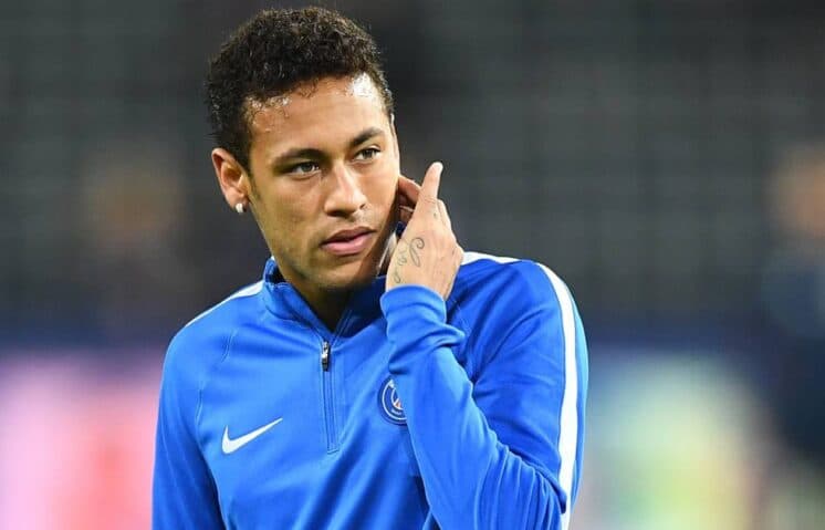 Neymar adota cabelo com tiara e fãs não perdoam