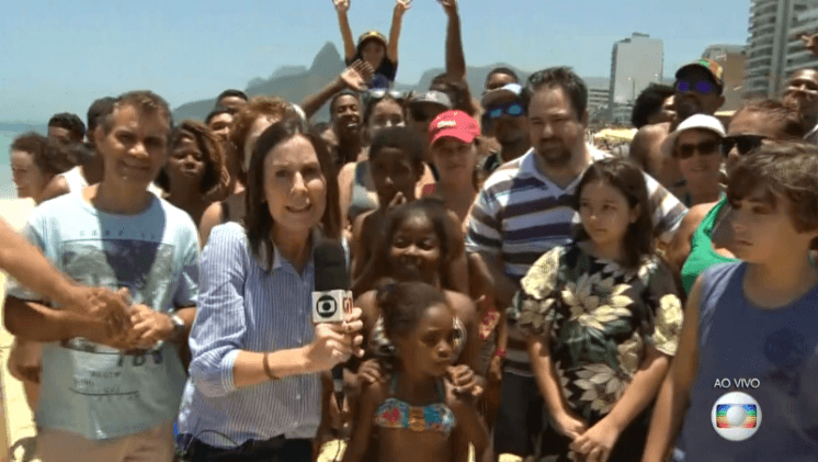Repórter da Globo é surpreendida por vendedor ambulante ao vivo e responde; veja