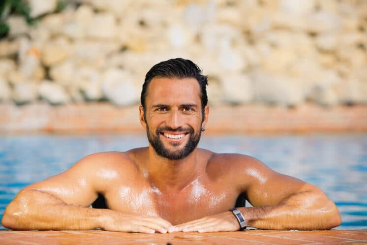 José Fidalgo provoca com barriga sarada e corpo sensual em ensaio