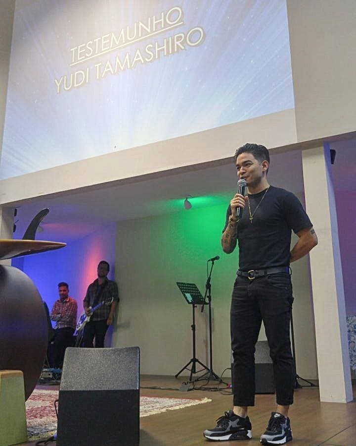 Yudi compartilha fotos de seu batizado em igreja evangélica