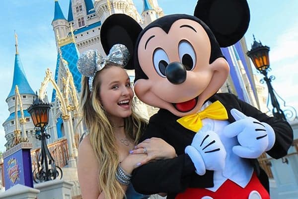 Larissa Manoela visita pela primeira vez Disney na França e faz revelação