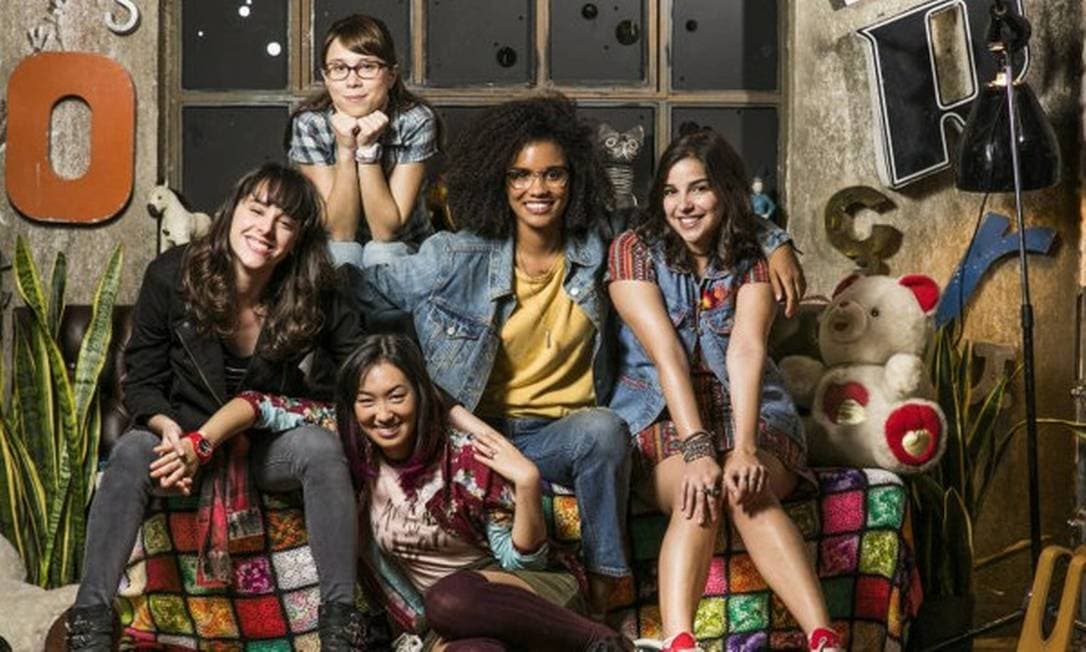 cinco jovens atrizes sorridentes, sentadas pousando para foto, atrizes protagonistas de "Malhação" cinco jovens atrizes sorridentes, sentadas pousando para foto, atrizes protagonistas de "Malhação"