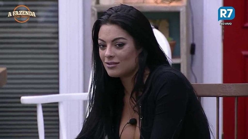 Vítima de abuso no "BBB 12", Monique Amin foge de Marcos Harter em festa da "Fazenda"