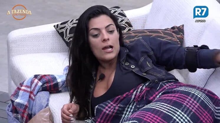 A Fazenda: Pela terceira vez, Monique diz que pegou Adriana Bombom na cama