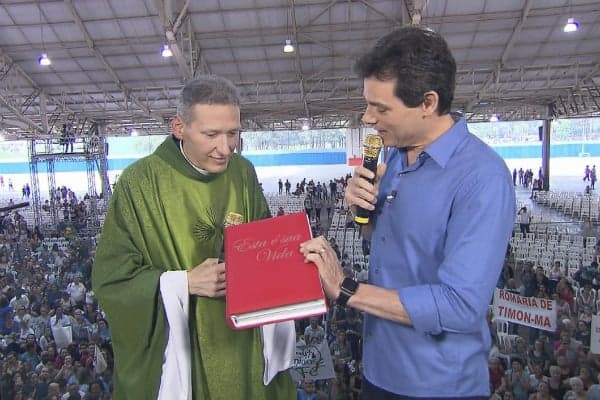 Celso Portiolli surpreende padre Marcelo e o convida para quadro durante missa