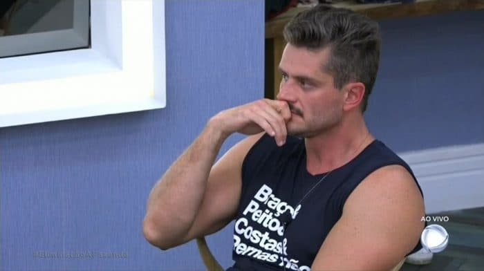 Internautas repercutem tática de Marcos Harter para conquistar mulher na praia