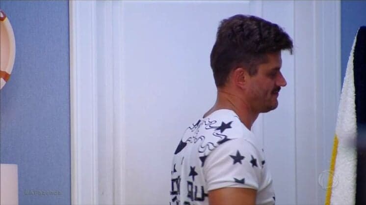 Marcos Harter deixa cueca suja em cima da mesa e Yuri fica revoltado em A Fazenda