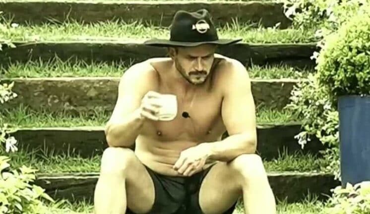 Odiado por todos, Marcos Harter se isola dos demais peões em A Fazenda