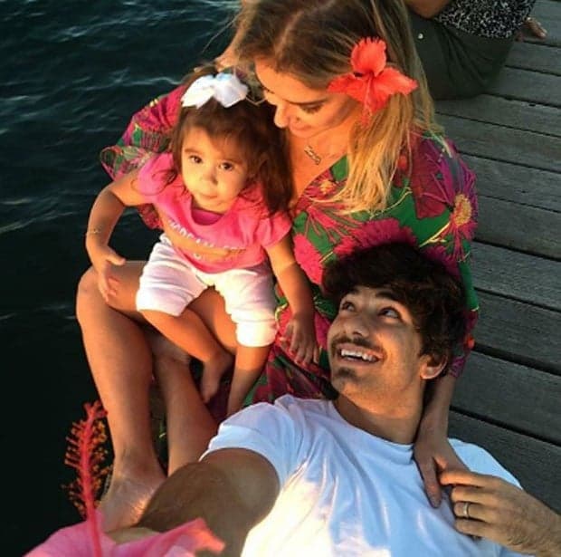 Filha de Deborah Secco aparece vestida de Mulher-Gato e encanta internautas