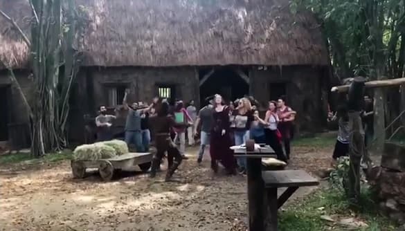 Marina Ruy Barbosa dança o funk "Olha a Explosão" com elenco de Deus Salve o Rei nos bastidores