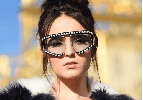 Na França, Larissa Manoela usa look estranho, é zoada por youtuber e dá resposta