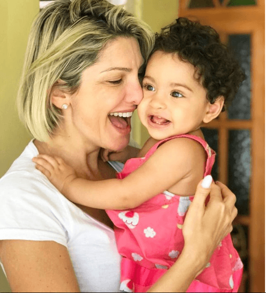 Antonia  Fontenelle e sua neta, Charlotte. Foto - reprodução.