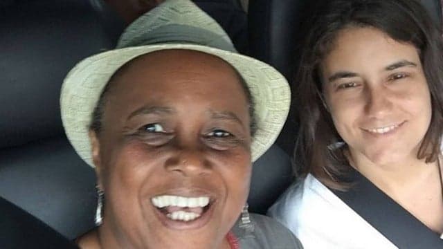 Sandra de Sá e esposa fazem tatuagens iguais para celebrar união