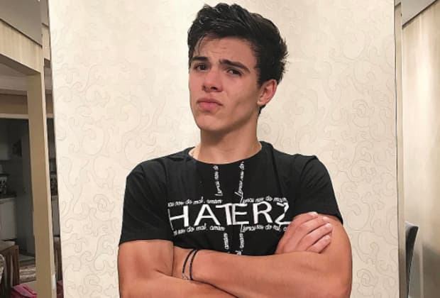 Ex-namorado de Larissa Manoela, Thomaz Costa revela vício do pai, relata agressão e afirma: "Ele já bateu na minha mãe"