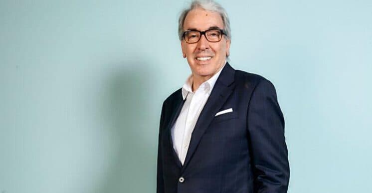 Autor de Tempo de Amar, Alcides Nogueira visita estúdios da novela e posa com protagonista