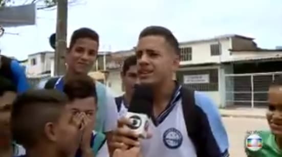 Repórter da Globo entrevista estudante, faz pergunta e ouve resposta inusitada ao vivo