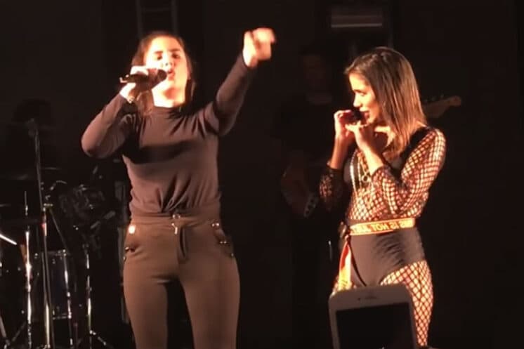 Anitta é trollada por garota que mente e atrapalha seu show