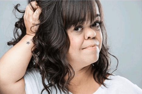 Atriz com nanismo lamenta não ter namorado e faz revelação sobre gravações: ‘Marieta Severo veio chorando’