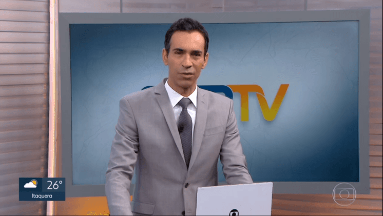 Repórter da Globo leva um banho ao vivo e molha o equipamento da emissora
