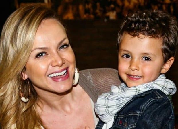 Filho de Eliana impressiona pelo tamanho ao aparecer com ela em show