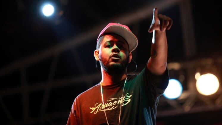 Em palco de show, cantor Emicida ironiza racismo de William Waack