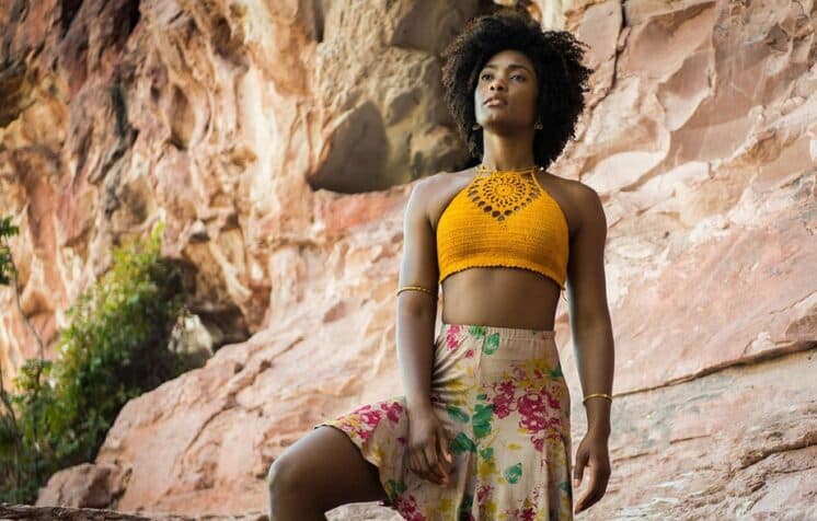 Sucesso na novela, Erika Januza fala sobre preconceito e dispara: "ser mulher e negra é mais difícil ainda"