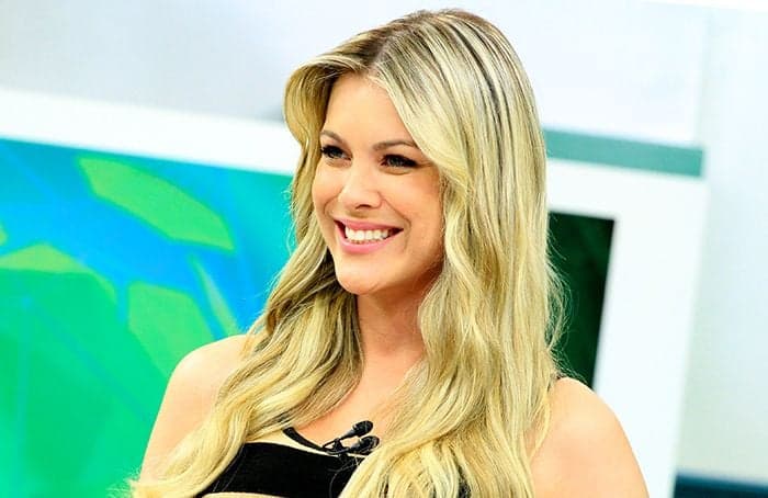 Renata Fan publica "foto mais feia" que tem para comemorar "subida" do Inter