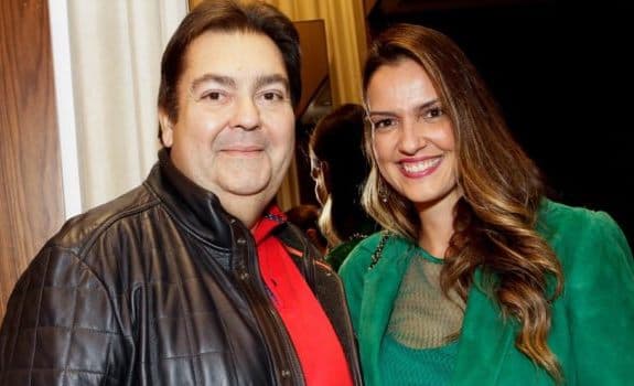 A cara do pai, filho de Faustão é fotografado com a mãe e semelhança impressiona