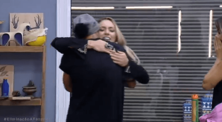 A Fazenda: retorno de Monick Camargo é marcado pela emoção
