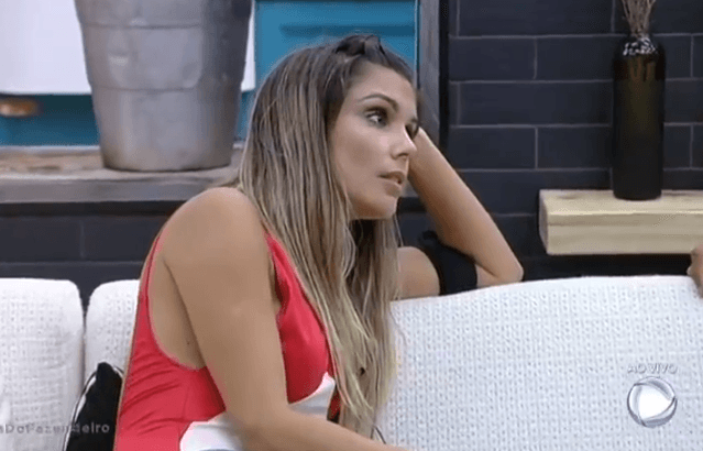 Na roça, Flávia diz que está com saudades do Marcelo e revela: "ele pode estar na lua, mas está pensando em mim"