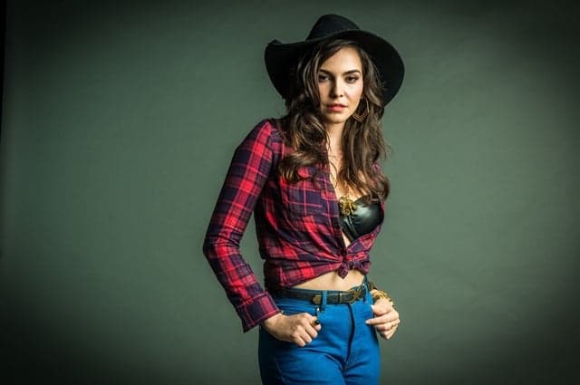 Tainá Müller revela fantasia de Aura em baile de Carnaval na novela O Outro Lado do Paraíso