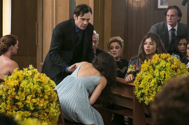 O Outro Lado do Paraíso: Clara tem hemorragia no parto e fica em estado grave