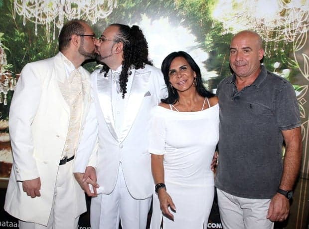 Gretchen vira madrinha oficial de casamento coletivo e anima cerimônia