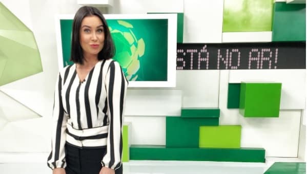 Larissa Erthal, apresentadora da Band, recebe nude de homem, que pergunta: "Esse tamanho tá bom?"