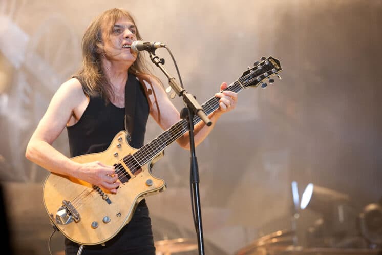 Morre Malcolm Young, fundador da banda AC/DC, e família surpreende com pedido