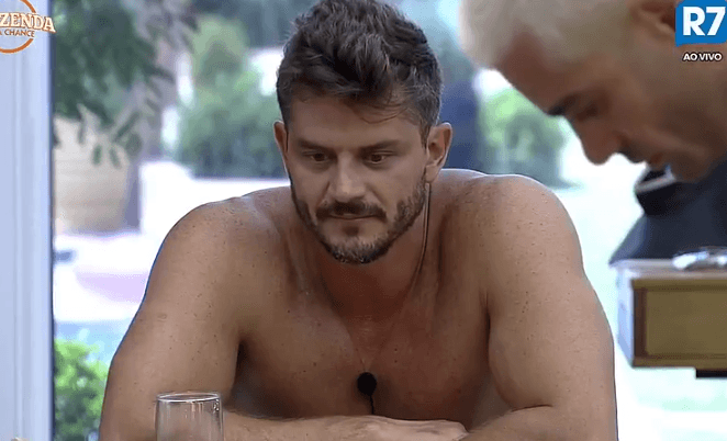 Após barracos, Marcos se isola dos demais participantes de "A Fazenda"