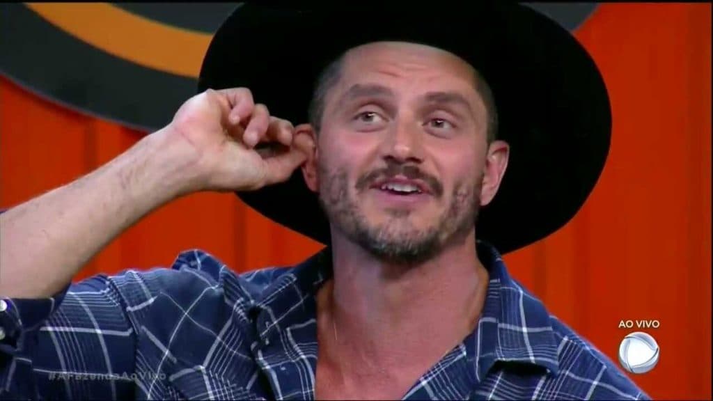Marcos Harter detona produção da Fazenda ao vivo e afirma ter recebido carta com instruções para ganhar o programa