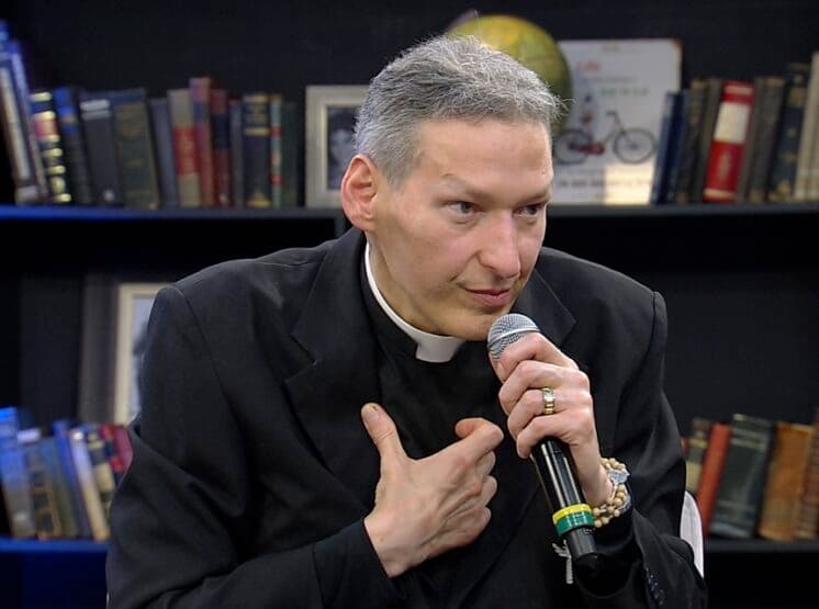 Padre Marcelo Rossi se manifesta pela primeira vez após ser agredido durante missa e revela real estado de saúde
