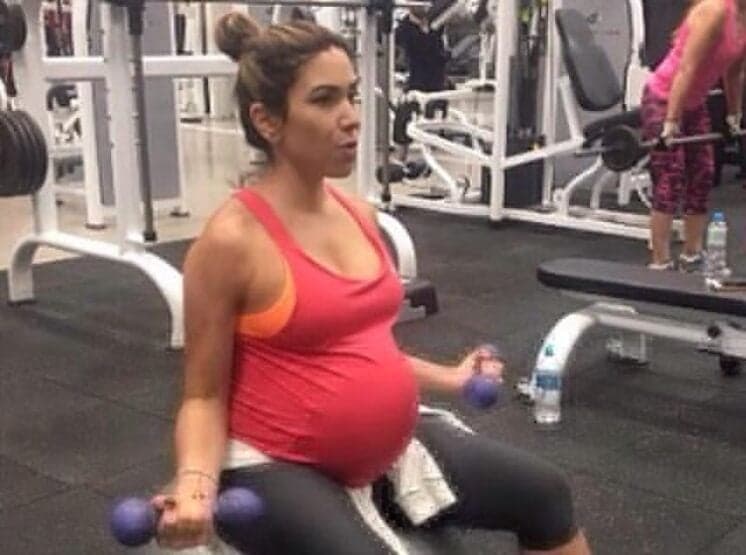 Grávida de 8 meses, Patrícia Abravanel surpreende ao pegar pesado no treino