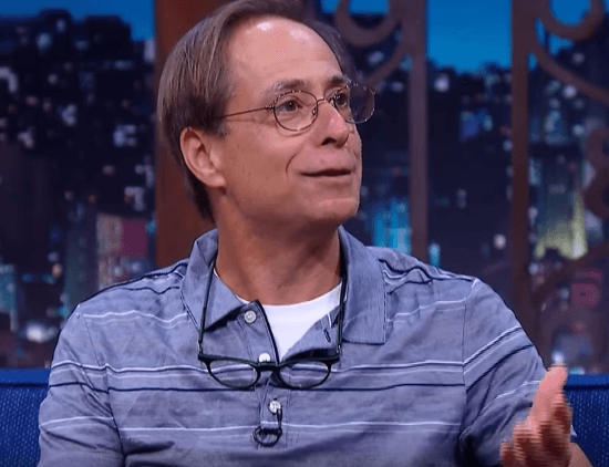 Pedro Cardoso afirma que o socialismo melhorou países para onde os brasileiros fogem
