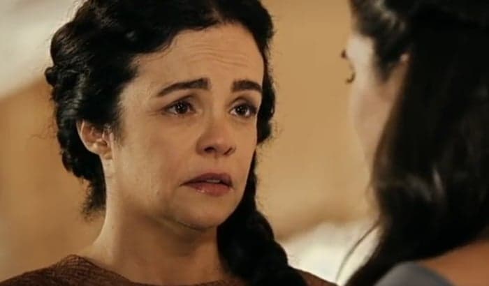 Após "esquecimento" na Record, Luciana Braga volta à TV como uma bruxa