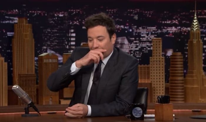 Inspiração para talk shows brasileiros, Jimmy Fallon se emociona em programa após morte da mãe; assista