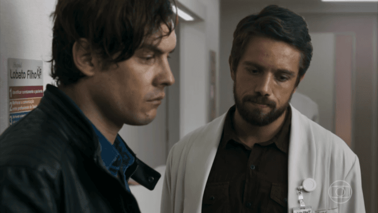 Gael vai se derreter em lágrimas no ombro de Renato após descoberta em O Outro Lado do Paraíso
